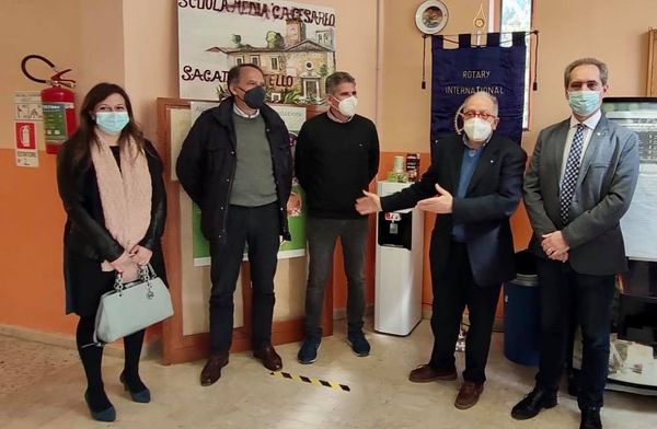 La consegna di una colonnina d'acqua alla scuola media Cesareo