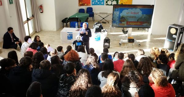 Little Paul Robot becomes a Teacher